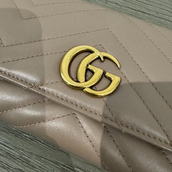 GUCCI Dusty Rose Leather Wallet with Gold Detail - Picture 2 of 8